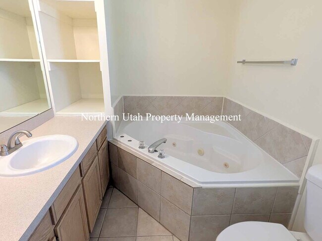 Building Photo - Updated 4 Bed, 2 Bath SFH