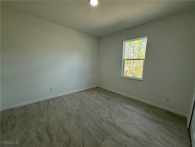 Building Photo - 106 Moore Ave