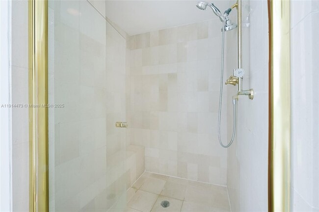 Building Photo - 300 South Pointe Dr