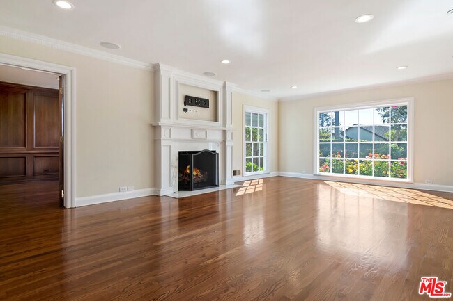 Building Photo - 360 Alma Real Dr