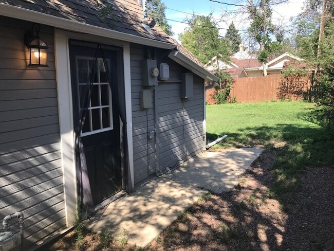 Building Photo - 2 Bed 1 Bath - Fully Renovated - Available...