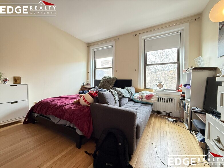 Building Photo - 74 Egmont St