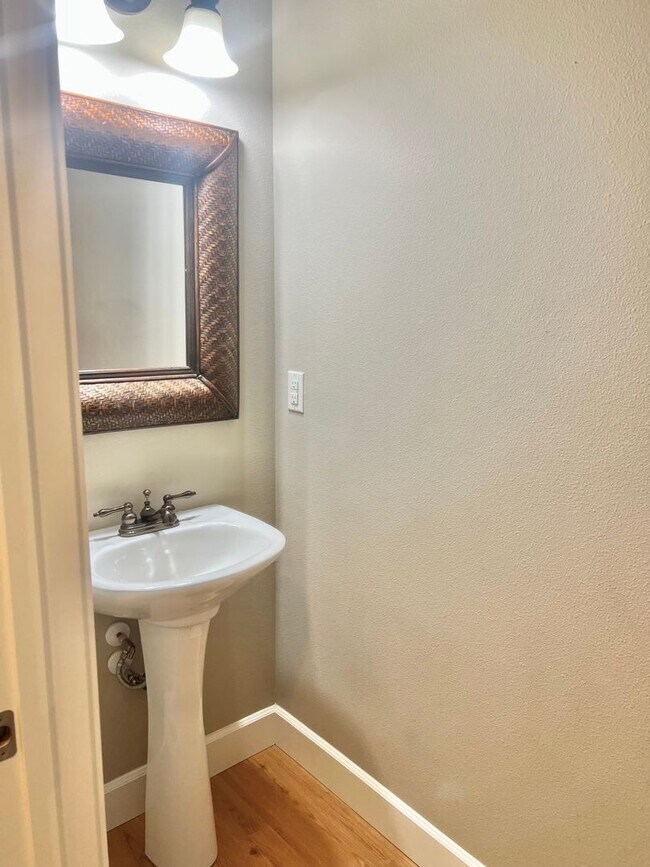 Building Photo - Must See! Beautiful 3bd/ + Bonus Rm/2.5 bath/ Primary Bed on Main/ /Heat Pump/Updated Features