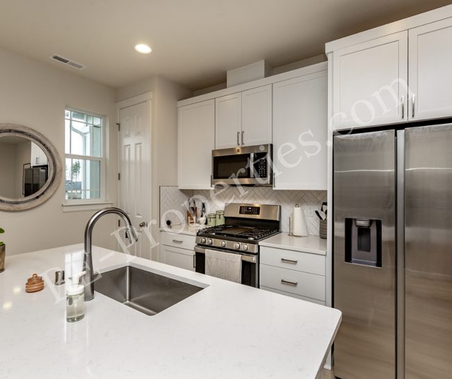 Building Photo - Lovely Tehaleh 3 bedroom