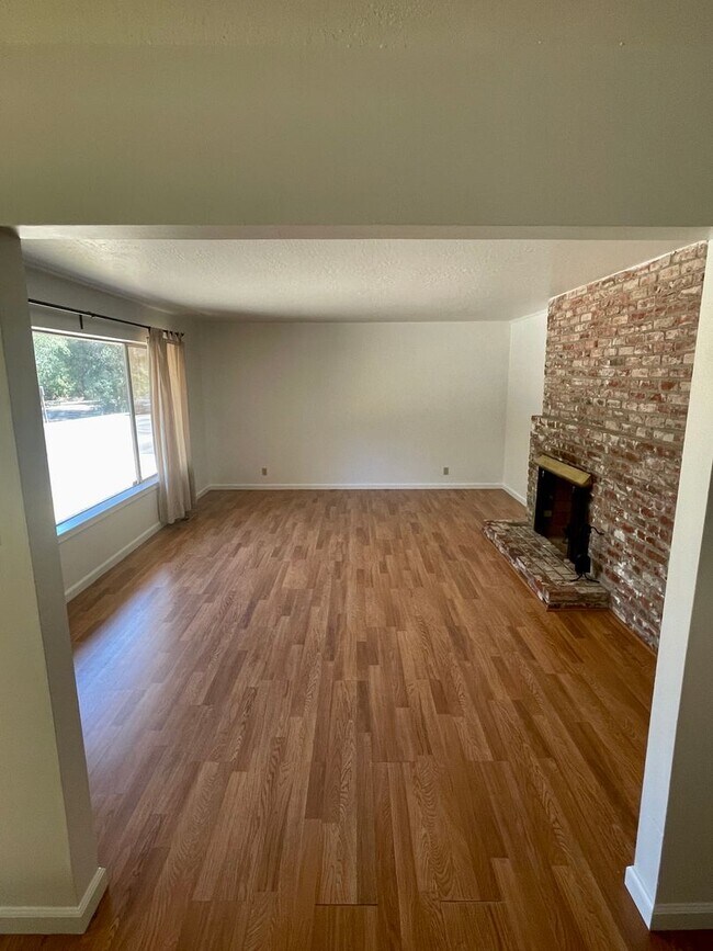 Building Photo - Gorgeous 3 bed 2 bath! (Please read entire ad before showing)