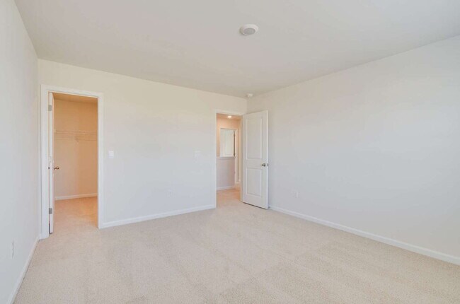 Building Photo - Spacious 4-Bed Gem with 2.5 Baths in Fuqua...