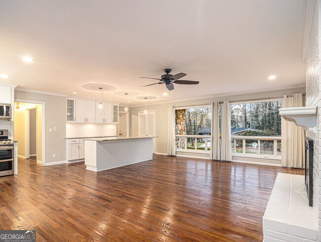 Building Photo - 3590 Cloudland Dr