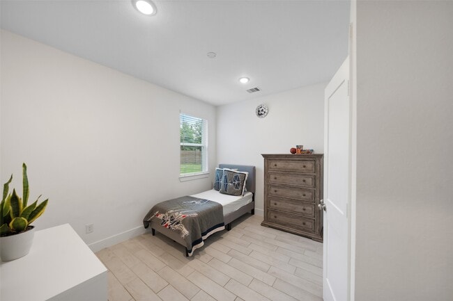 Building Photo - 18814 River Overlook Ct
