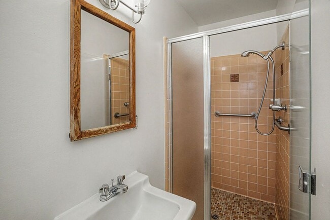 Building Photo - Rare 3 Bed, 2 Bath Home in Upper Seaside Cul-de-Sac with Spacious Yard
