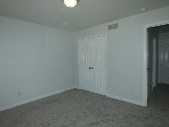 Building Photo - 275 Hazel Ct