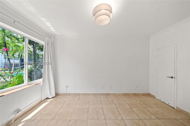 Building Photo - 4720 Pine Tree Dr