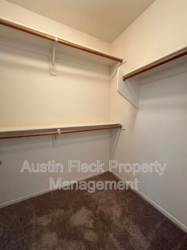 Building Photo - 1720 S Martingale Rd