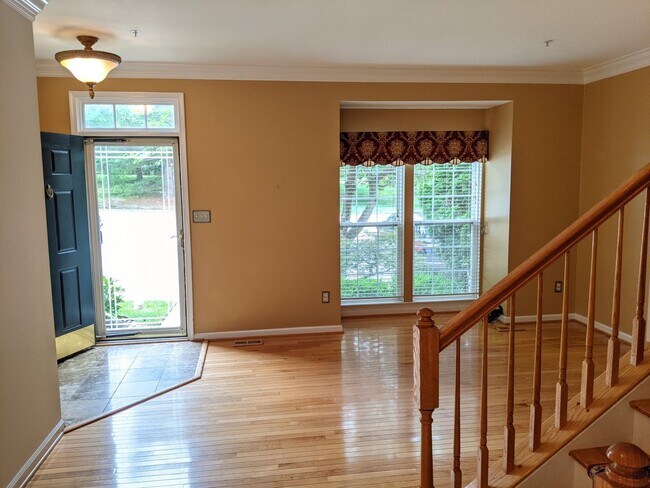 Building Photo - Townhouse in Spring Ridge community - OAKDALE school district - available before the holidays!