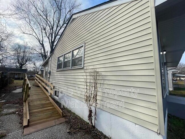 Building Photo - 360 Shepley Dr