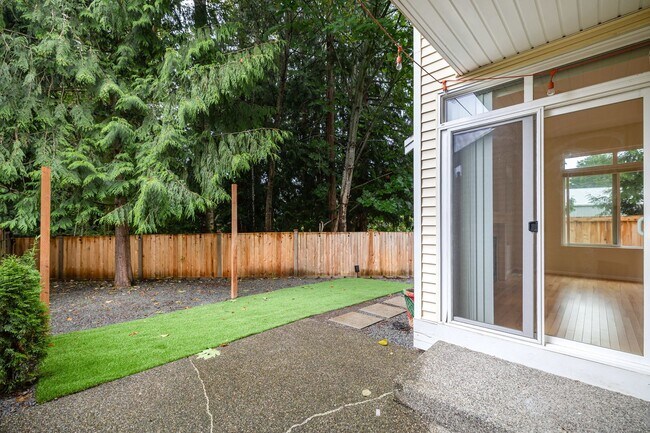 Building Photo - Townhouse available in lynnwood