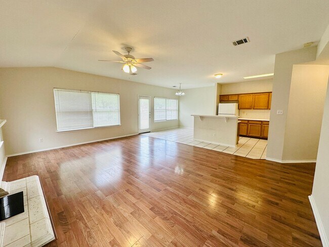 Building Photo - Awesome 3 Bed 2 Bath! Large Texas size home