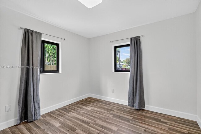 Building Photo - 606 N 28th Ave