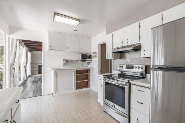 Building Photo - 2036 Center Rd