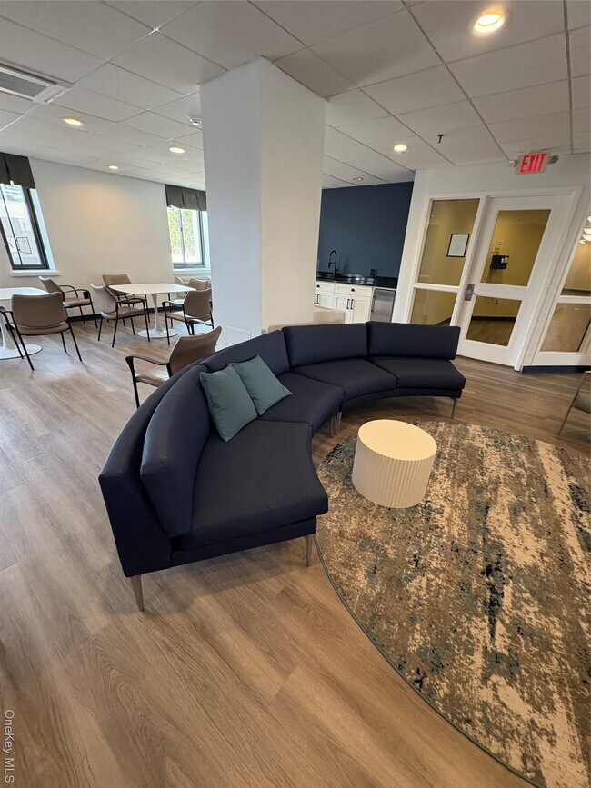 Building Photo - 100 W Broadway