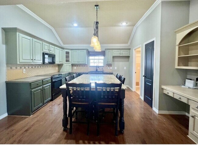 Building Photo - Beautiful 3/2/2 in Milwaukee Ridge