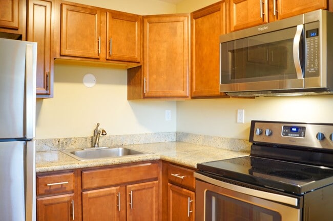 Building Photo - Corner 1-Bed w/ Off-Street Parking!