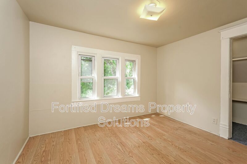 Building Photo - 518 W 20th St