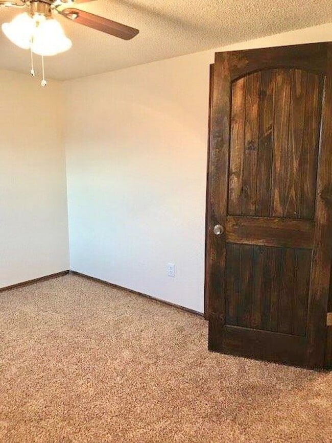 Building Photo - 4-bed 2-bath 2-car For lease SW Moore