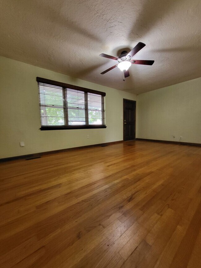 Building Photo - (3) Bed/(2) Bath in Core Norman!