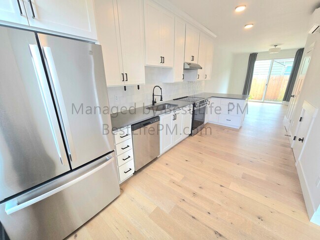 Building Photo - 310 NE 58th Ave