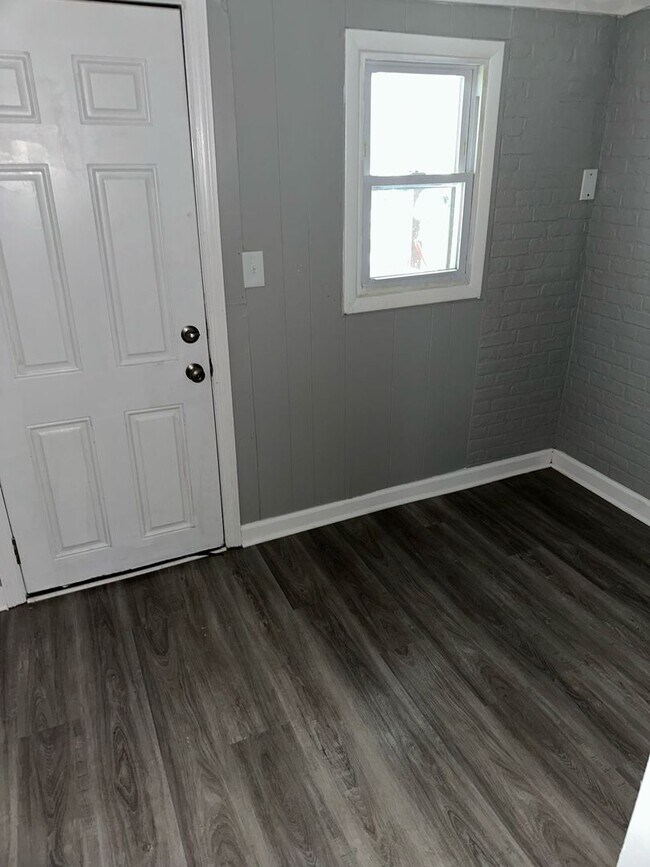 Building Photo - Fully Renovated Single Family House