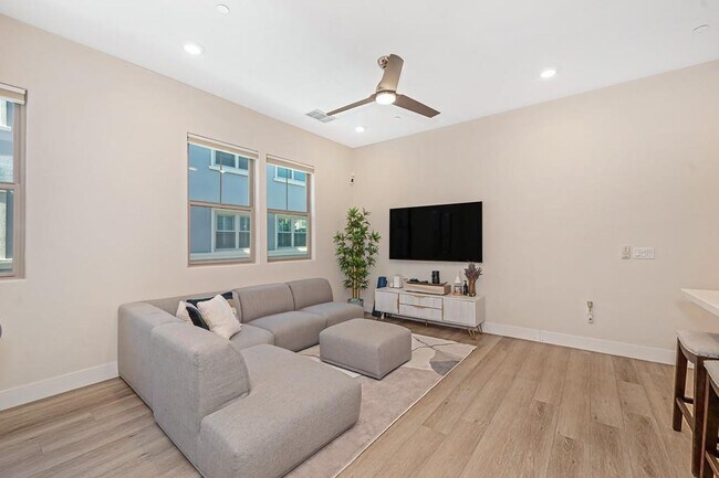 Building Photo - 2 Bed 2 Bath (plus a den) Gala Condo