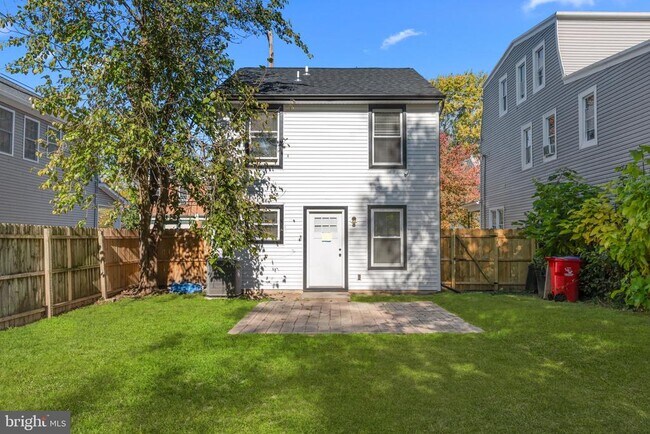 Building Photo - 224 Buckley St