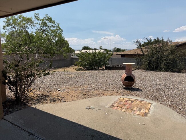 Building Photo - Great location.  4 Br, 1 3/4 Ba, 2 living areas, spacious yard.