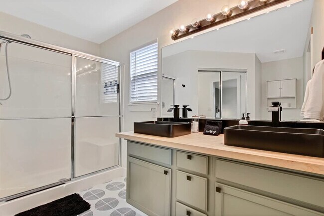 Building Photo - 4243 E Driftwood Dr