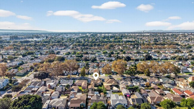 Building Photo - Beautifully Remodeled 3-Bedroom Home in Prime Lakewood Neighborhood