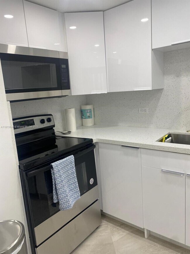 Building Photo - 825 Brickell Bay Dr