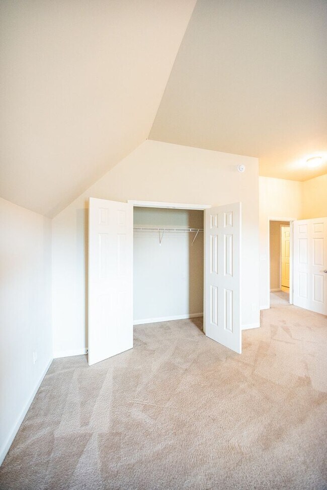 Building Photo - Beautiful home available today!