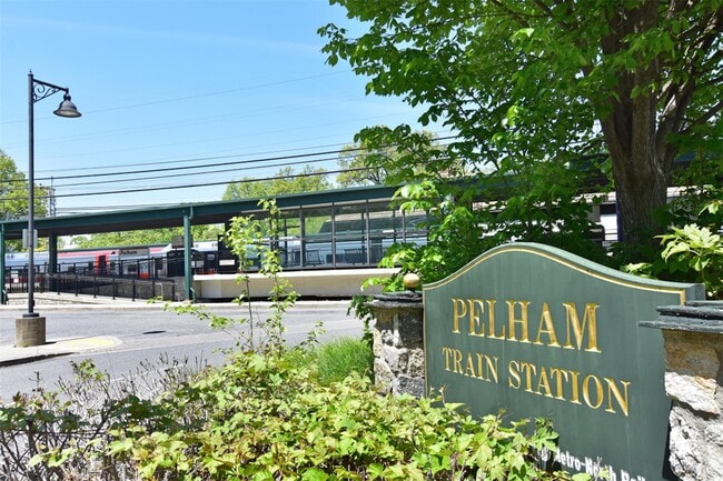 Building Photo - 920 Pelhamdale Ave