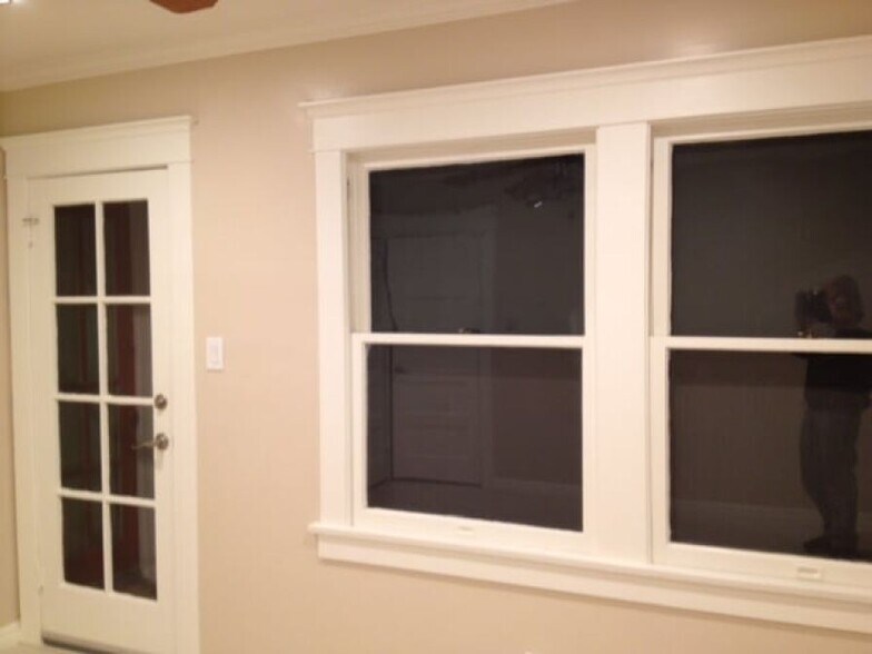 Main room large windows and secondary door to outside - 1314 N Vista St