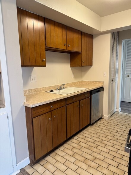 Building Photo - 2260 N Summit Ave