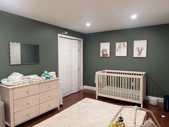 Building Photo - 909 Pleasant St