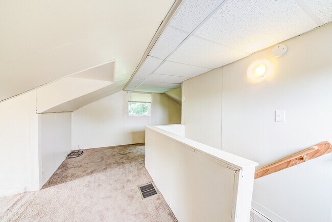 Building Photo - Available August 2024 - 3 Bedroom Home w/ ...