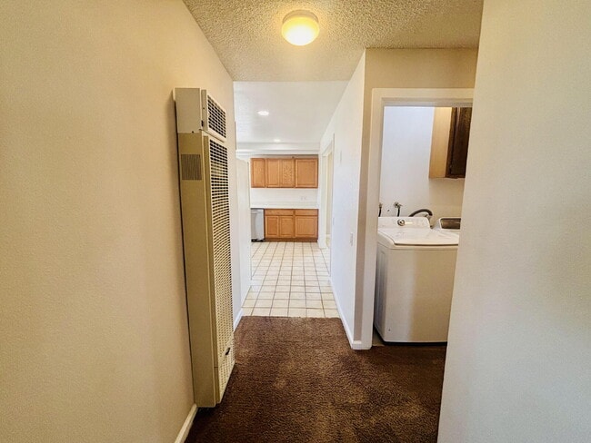 Building Photo - Charming 3-Bedroom with 2 Full Baths on th...