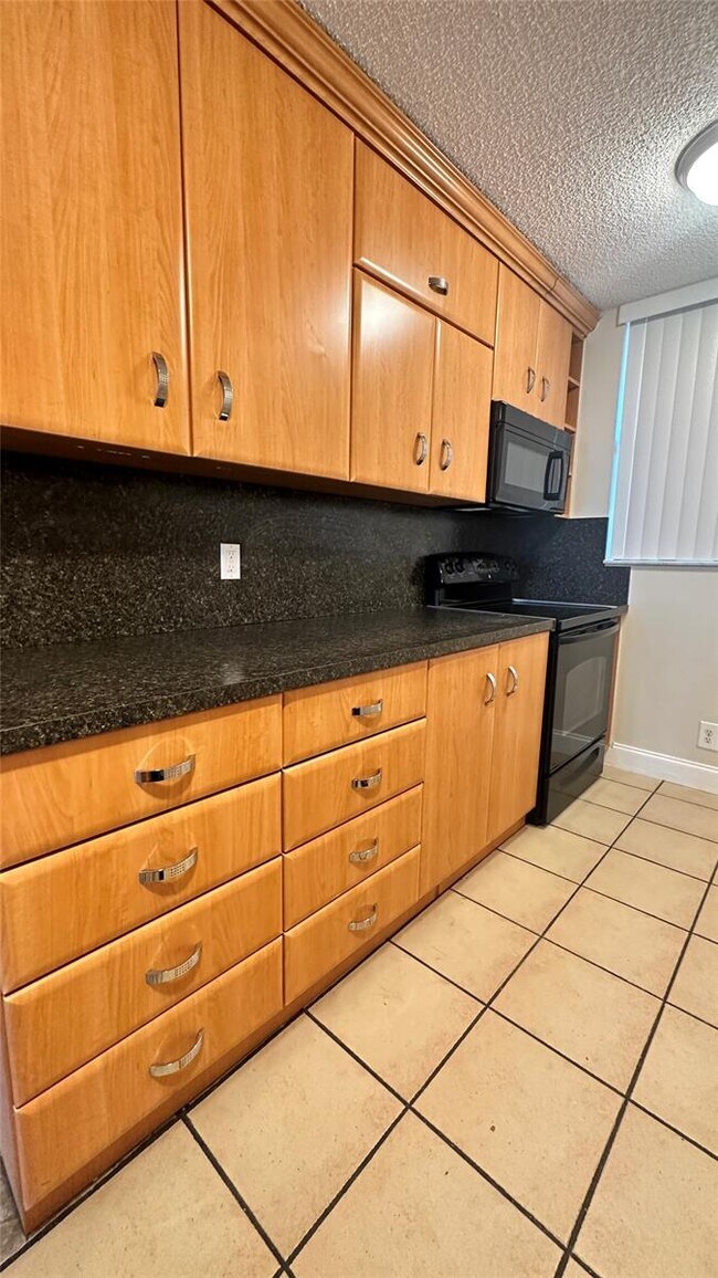 Building Photo - 118 Lake Emerald Dr