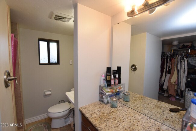 Building Photo - 946 E Denton Ln