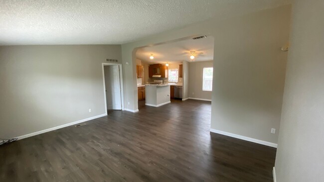 Building Photo - 4 Bed 2 Bath and Garage in Commerce City