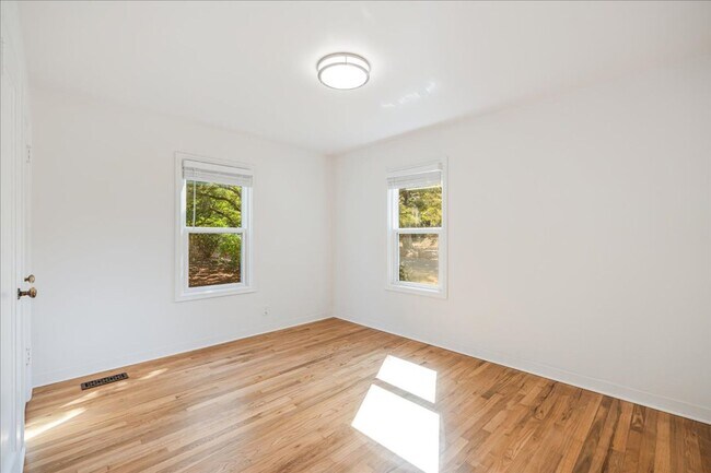 Building Photo - Sweet & Charming 2/1 Home Available Immedi...