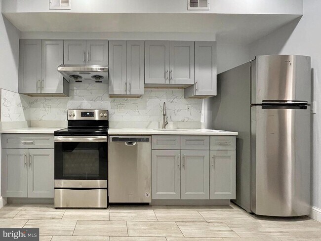 Building Photo - 136 S 11th St