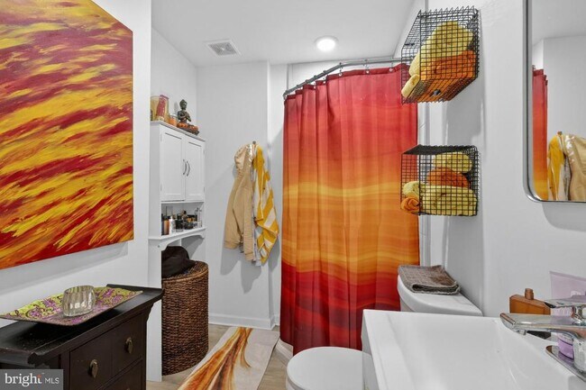 Building Photo - 2352 W Thompson St