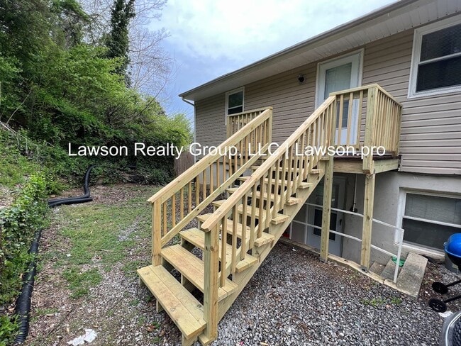 Building Photo - Suburban 739-741